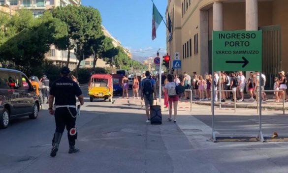 Vigili in via Crispi a Palermo, meno code ma i camion rallentano il traffico