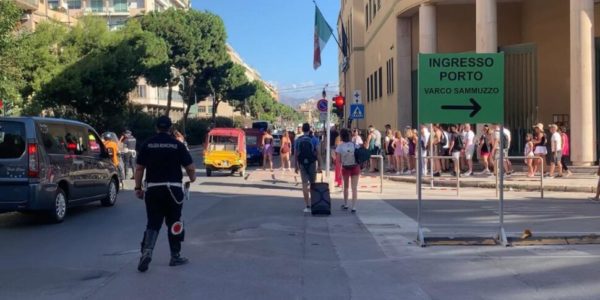 Vigili in via Crispi a Palermo, meno code ma i camion rallentano il traffico