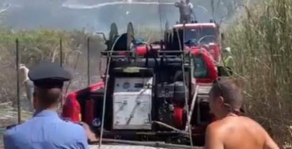 Vulcano, denunciati due turisti: causarono un incendio con un telo mare in fiamme