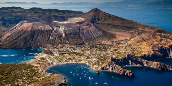 Vulcano, mezzo cratere in vendita: è finito all'asta