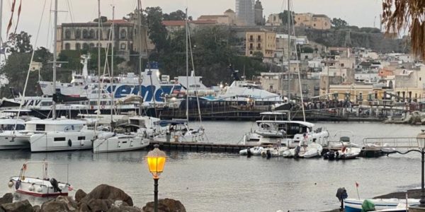 Maltempo alle Eolie, yacht e barche a vela cercano riparo nelle baie con poco vento