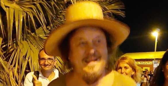 Zucchero a passeggio a Noto e a Marzamemi: selfie con i fan in delirio