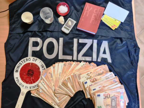 Comparavano coca e crack a Catania e spacciavano ad Augusta: 11 persone sott’accusa, il capo era una donna