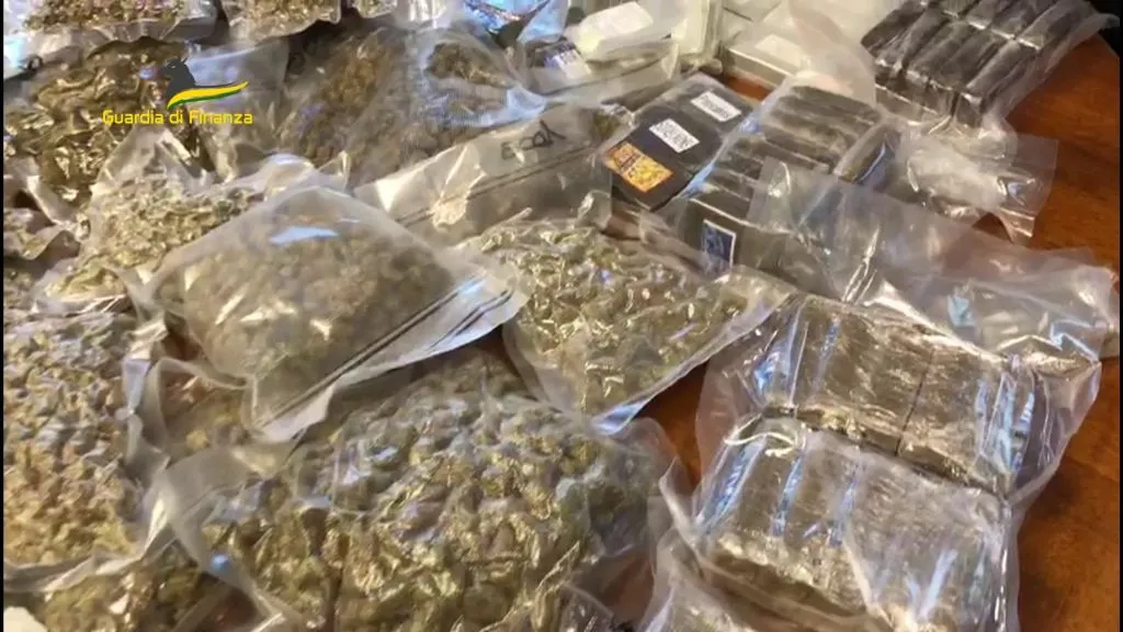 12 arresti nella confisca di 120 kg droga tra Caltanissetta e Roma