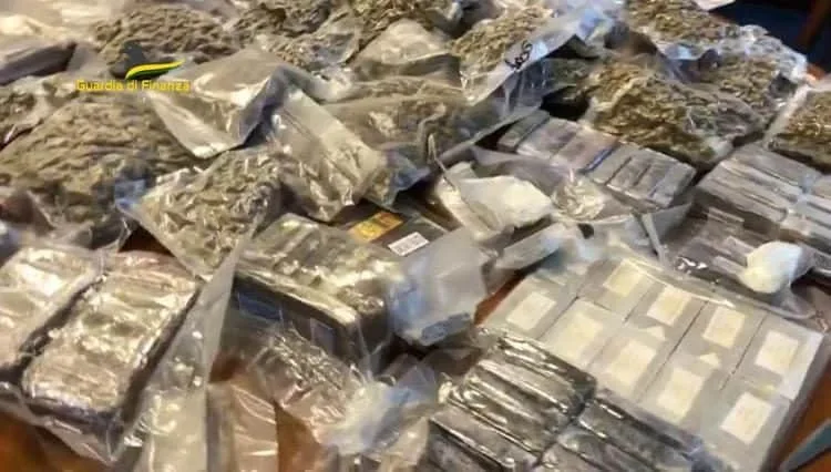 12 arresti per traffico di droga su Telegram: 120 kg sequestrati, la merce nascosta nei pacchi postali.