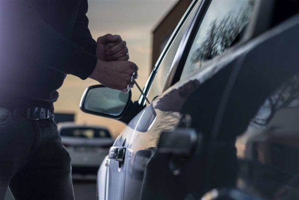 Tentano di rubare un’auto a Letojanni: tre catanesi arrestati dopo un inseguimento