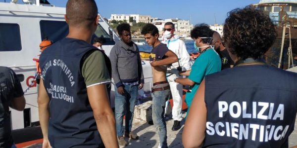 Tornano a Lampedusa dopo l'espulsione, arrestati 15 migranti