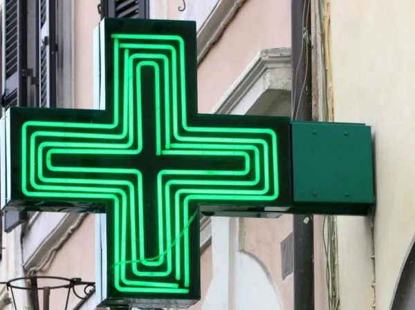 Auto si schianta contro farmacia: paura a Modica