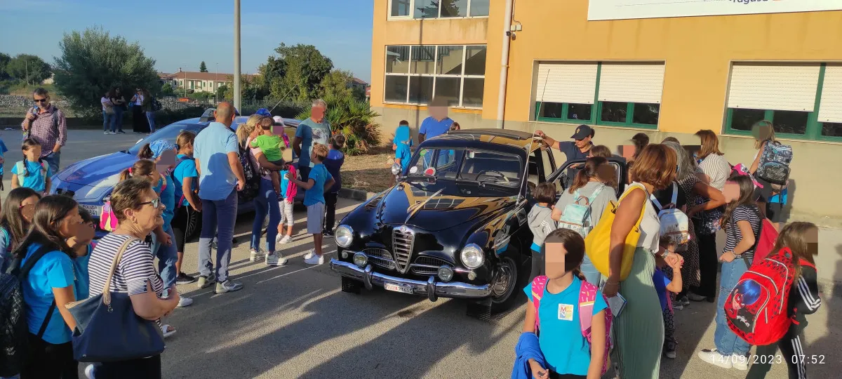 Auto storica Polizia Stato saluta Ragusa
