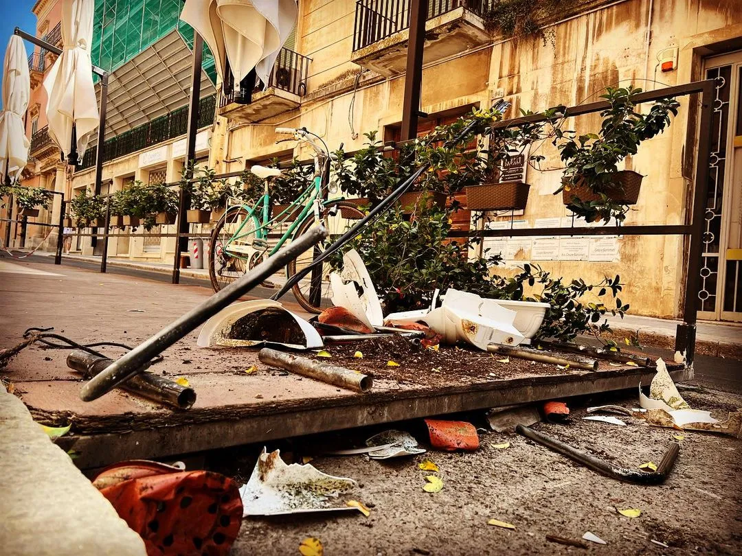 Autoritratto del degrado urbano: via Matteotti distrutta da atti vandalici