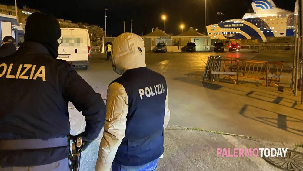 25enne ruba soldi e telefonini in nave, arrestato con 300g di coca, in carcere.
