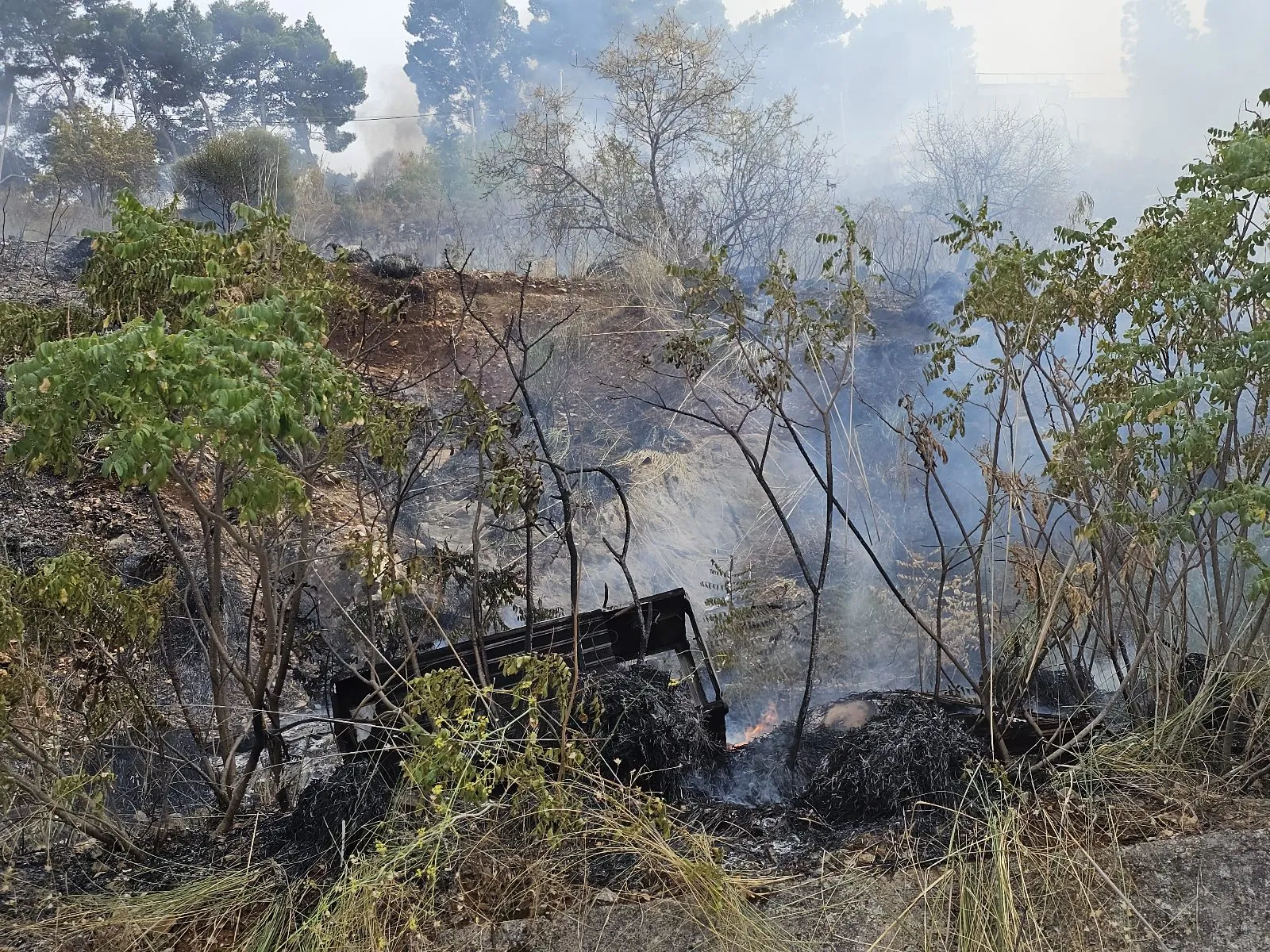 2° incendio in 3 settimane a Gibilrossa: la strada provinciale manca da 2 anni. Ultime notizie dalla Sicilia. (VIDEO)