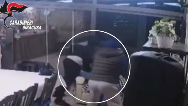 Rapina violenta in villa a Siracusa, arrestati tre catanesi e un complice del posto: il video dell’aggressione