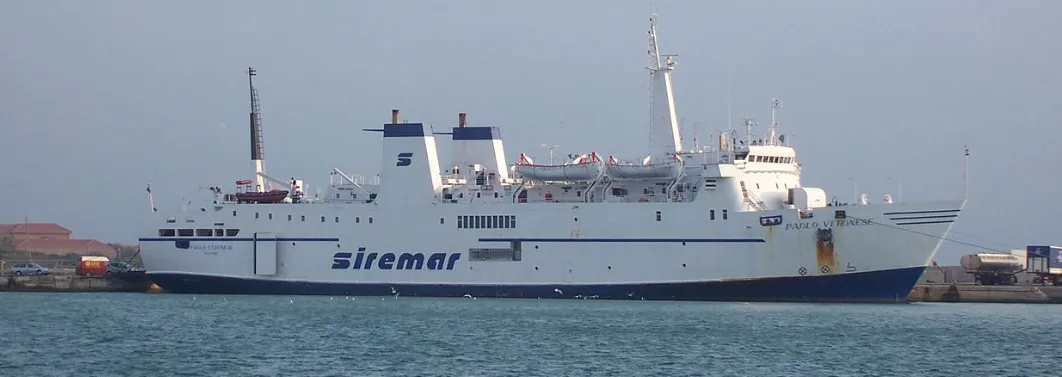 600 migranti arrivano a Catania su traghetto.