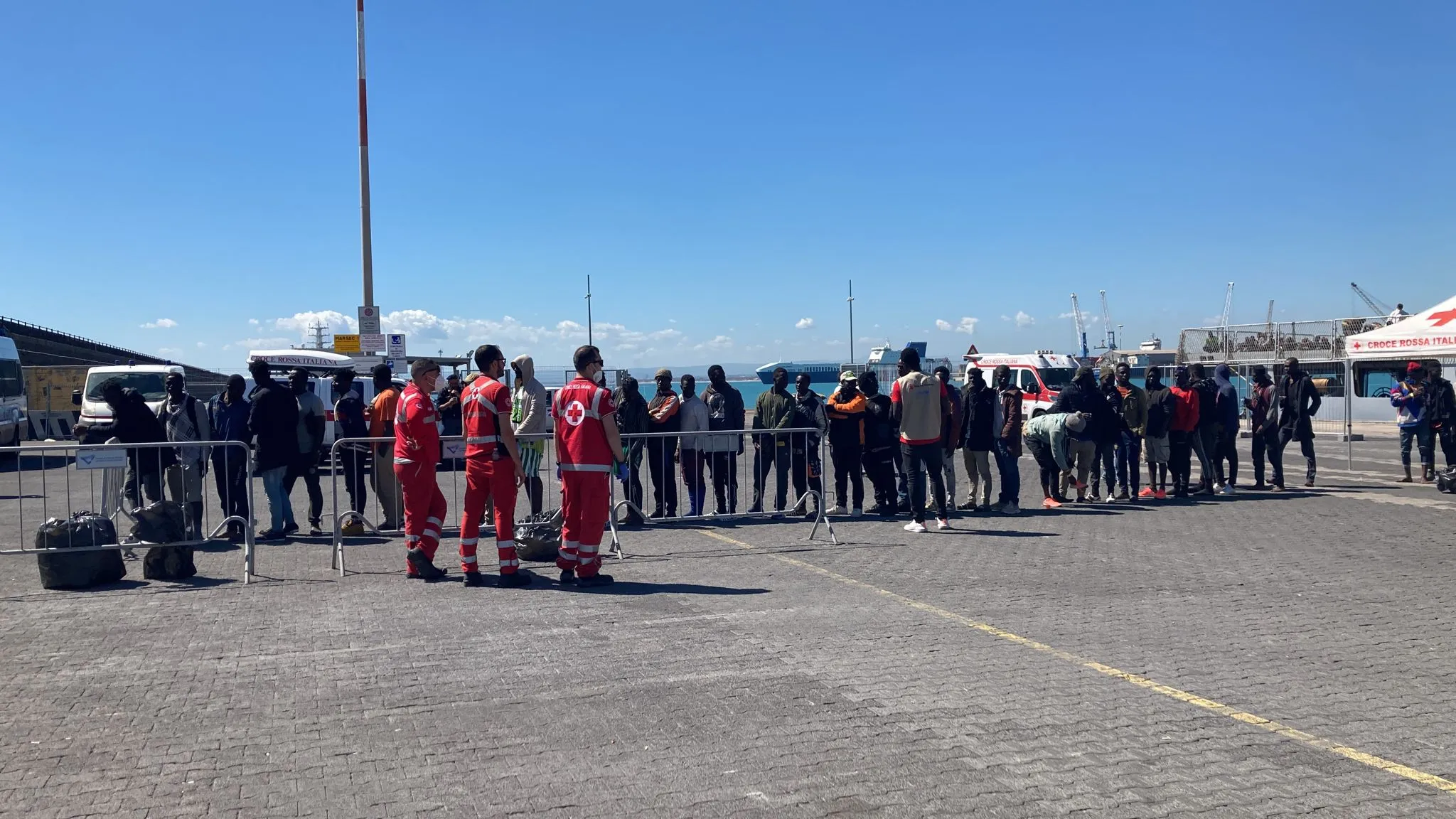 600 migranti sbarcano a Catania: una nuova sfida per l'accoglienza.