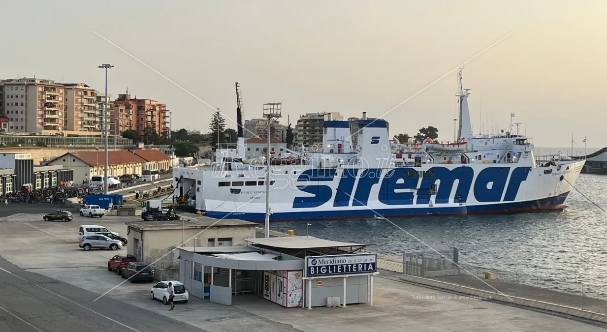 600 migranti sbarcano a Reggio dal porto Empedocle.