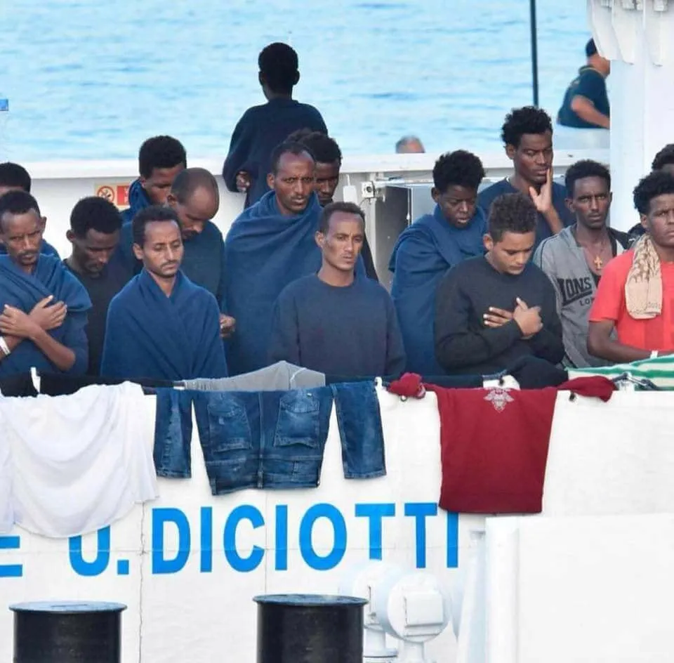 700 migranti sbarcano a Reggio Calabria al porto.
