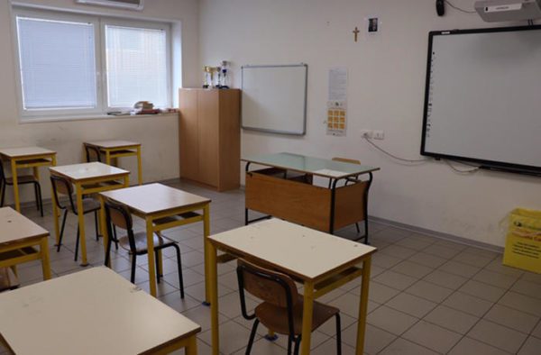 Non mandano i figli a scuola e ora rischiano di perdere il reddito di cittadinanza: 85 denunciati