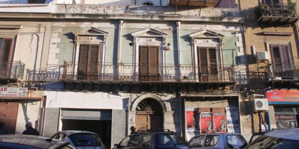 Palermo, l'aggressione alla troupe di Rete 4 in via Montalbo: nelle immagini delle telecamere si vedrebbero i volti degli autori