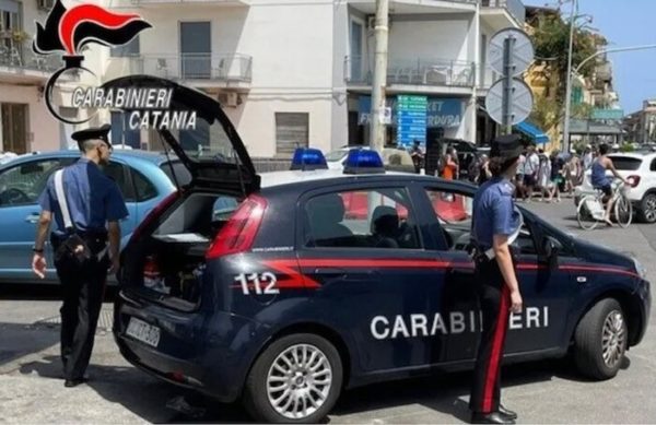 Evade dai domiciliari per picchiare ex moglie, arrestato