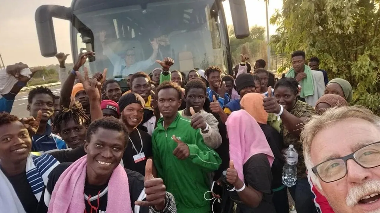 Ast: 30 autobus trasferiranno migranti da Sicilia a Lampedusa