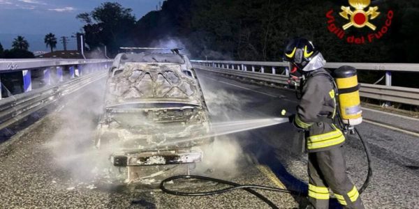 Auto a fuoco per un corto circuito, paura e disagi sulla Messina-Palermo