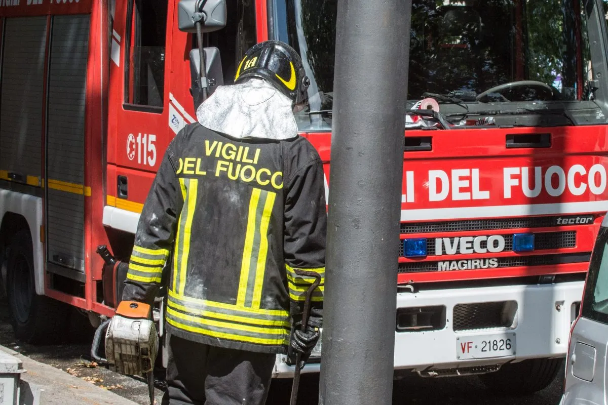 Auto si cappotta in via Zisa, grave incidente a Palermo.