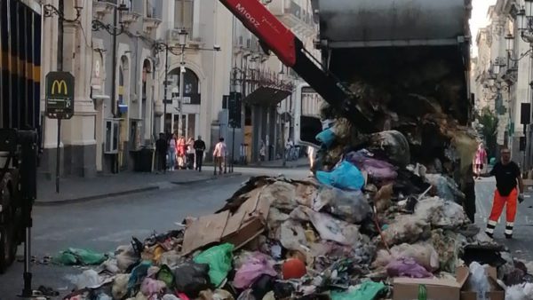 Catania, autocompattatore costretto a scaricare una montagna di rifiuti in via Etnea: ecco cosa è successo