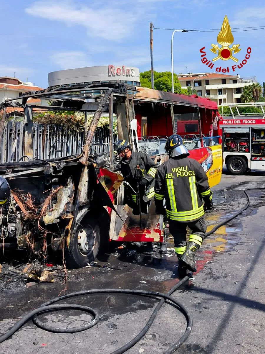 Bus prende fuoco in via Battello, turisti in pericolo