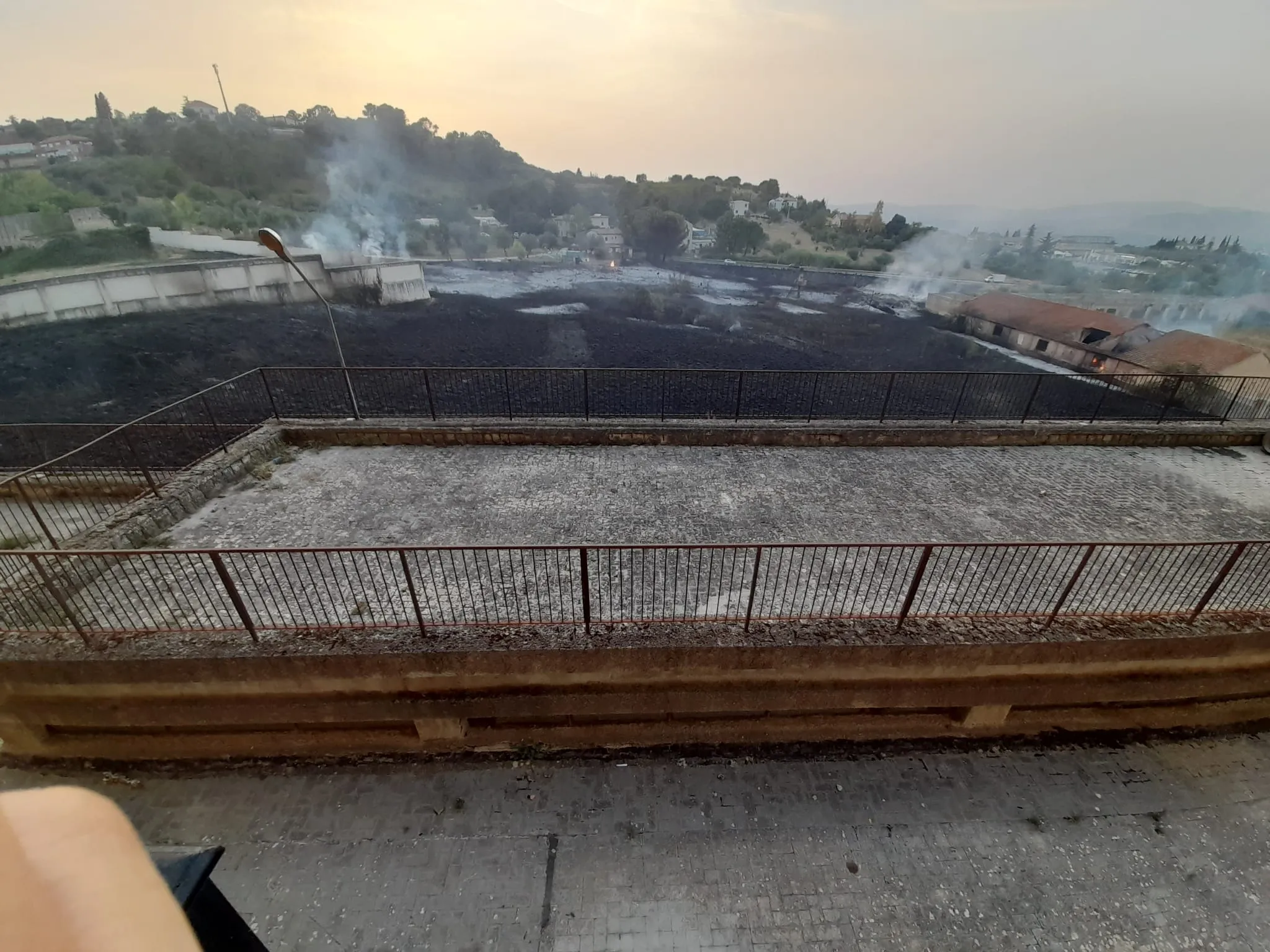 Caltanissetta, incendio in via Pietro Leone.