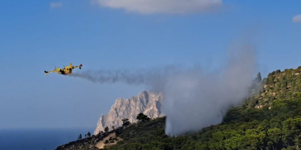 Incendio a Valderice, fiamme vicine alle abitazioni: intervento del canadair