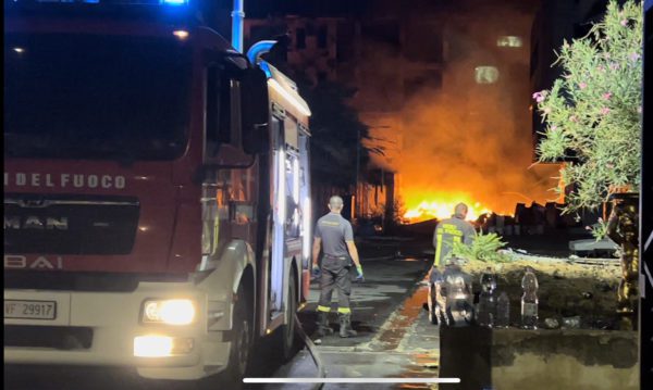 Catania, notte di fuoco al campo rom di via Acquicella Porto: ore di duro lavoro per i vigili del fuoco