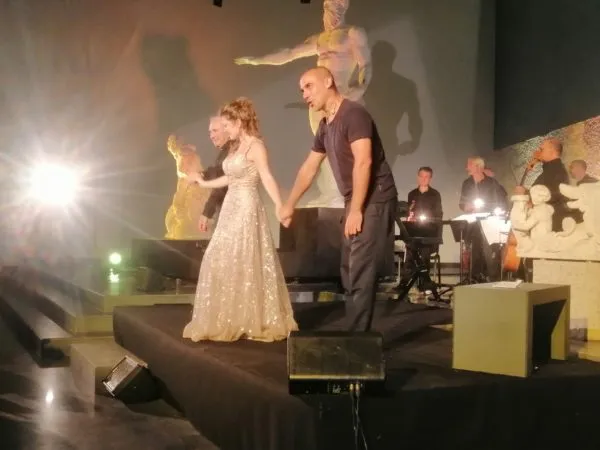 "Confidenze alla luna": le avventure di Bellini con Campolo, un coinvolgente racconto