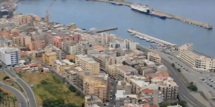 Corriere della droga di Ragusa bloccato ai traghetti a Reggio Calabria: nascondeva in 2 doppifondi in auto 400 panetti di hashish del valore di 300.000 euro