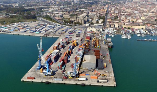 “Svuotava” semirimorchi carichi di merce in sosta nel porto di Catania: denunciato