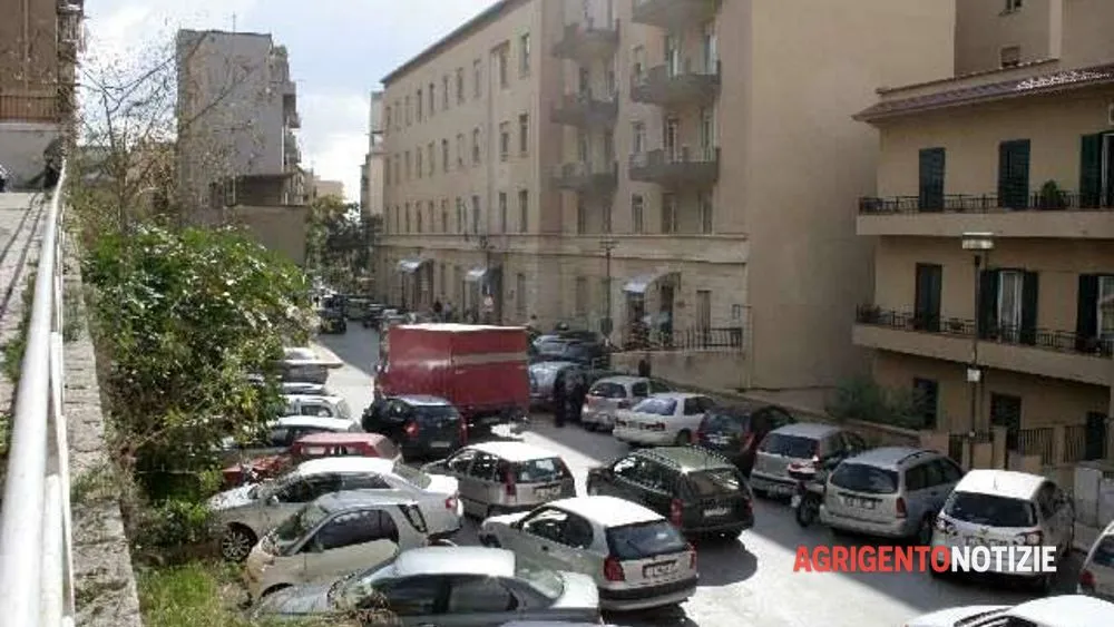 Denunciato 48enne per incendio alla porta dell'Inps.