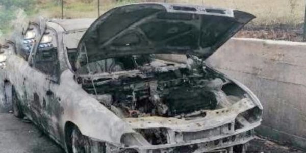 Patti, Fiat Bravo va a fuoco sulla statale: auto distrutta e donna sotto choc