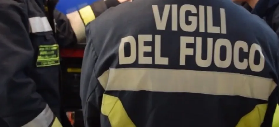 Donna svenuta salvata, ladri derubano i vigili del fuoco