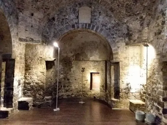Donne migranti sul palco della cappella Bonajuto