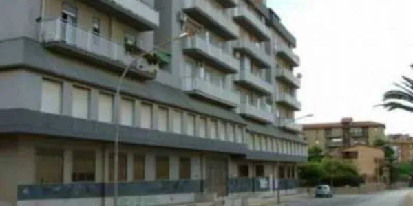 Due auto a fuoco a Porto Empedocle, fiamme alte e denso fumo: indagini