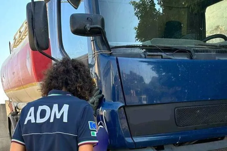 Evasione fiscale: 9,4M euro con benzina agricola. Denunciato deposito.