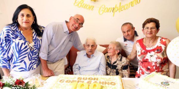I 100 anni di nonno Giuseppe Chimento, festa ad Alia con i 14 pronipoti