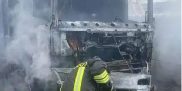 Enna, camion carico di letame in fiamme: paura in un'azienda