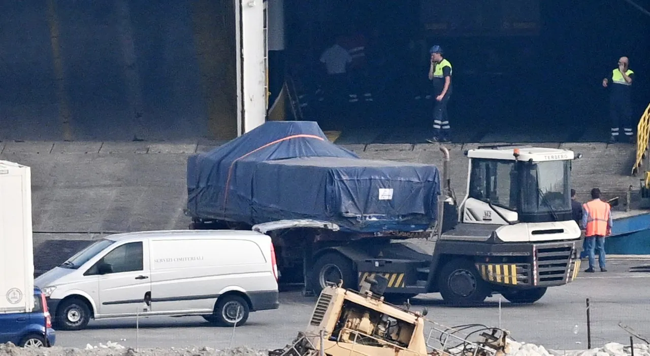 Fischio di 30 secondi a Genova per l'ufficiale morto sul lavoro a Salerno