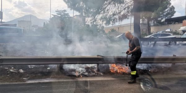 Palermo, sterpaglie a fuoco nello spartitraffico di viale Regione: il fumo invade le carreggiate