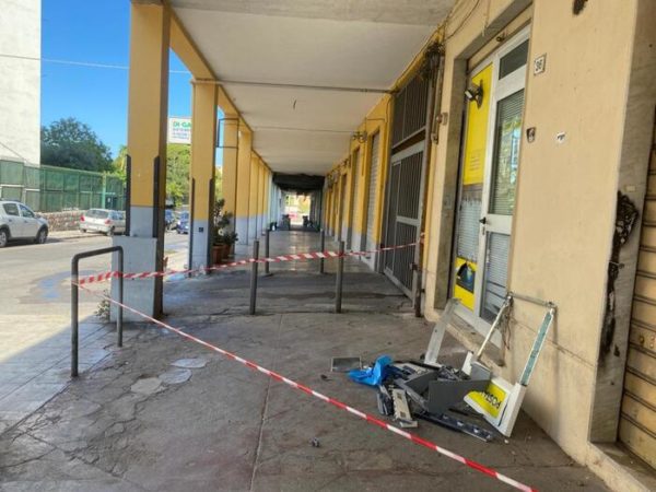 Fanno esplodere bancomat a Palermo, ma furto fallisce