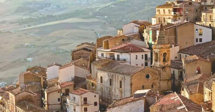 Gangi: dal "tamburinaro" alle case a 1 euro.