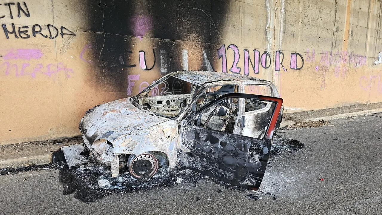 "Gibilrossa: Strada chiusa da 22 mesi, nuovi raid: secondo incendio"