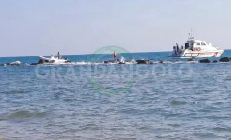 Gommone in panne a San Leone, soccorso Capitaneria - Agrigento