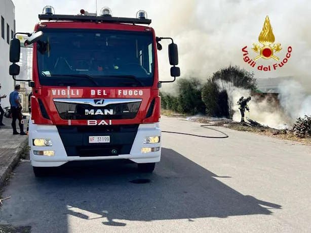 Grave incendio industriale: vigili del fuoco impegnati